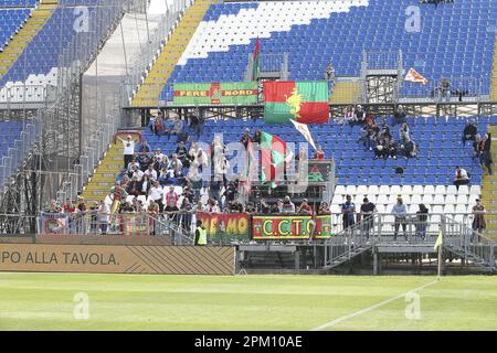 Brescia, Italien. 10. April 2023. Ternana-Fans zeigen ihre Unterstützung beim Brescia FC gegen Ternana Calcio, 32° Serie BKT 2022-23 Spiel im Mario Rigamonti Stadion in Brescia, Italien, am 10. April 2023. Kredit: Live Media Publishing Group/Alamy Live News Stockfoto