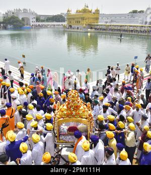 Amritsar, Indien. 10. April 2023. AMRITSAR, INDIEN - APRIL 10: Sikh-Anhänger tragen den Guru Granth Sahib in einer besonderen goldenen Palanquin während eines Nagar Kirtan am Vorabend des Geburtstages von Guru Tegh Bahadur im Goldenen Tempel am 10. April 2023 in Amritsar, Indien. (Foto: Sameer Sehgal/Hindustan Times/Sipa USA) Guthaben: SIPA USA/Alamy Live News Stockfoto