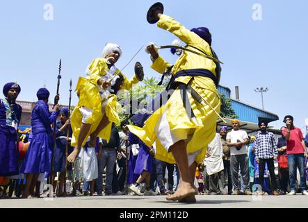 Amritsar, Indien. 10. April 2023. AMRITSAR, INDIEN - APRIL 10: Sikh-Jugend zeigt ihre Kampfkünste während eines Nagar Kirtan am Vorabend des Geburtstages von Guru Tegh Bahadur vor dem Goldenen Tempel am 10. April 2023 in Amritsar, Indien. (Foto: Sameer Sehgal/Hindustan Times/Sipa USA) Guthaben: SIPA USA/Alamy Live News Stockfoto