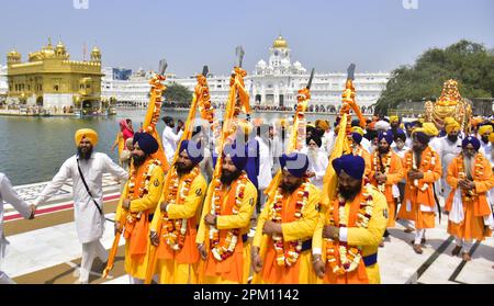 Amritsar, Indien. 10. April 2023. AMRITSAR, INDIEN - APRIL 10: Panj Pyaras führte und hinter Sikh-Anhänger trugen den Guru Granth Sahib in einem besonderen goldenen Palanquin während eines Nagar Kirtan am Vorabend des Geburtstages von Guru Tegh Bahadur im Goldenen Tempel am 10. April 2023 in Amritsar, Indien. (Foto: Sameer Sehgal/Hindustan Times/Sipa USA) Guthaben: SIPA USA/Alamy Live News Stockfoto