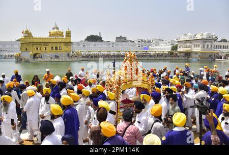 Amritsar, Indien. 10. April 2023. AMRITSAR, INDIEN - APRIL 10: Sikh-Anhänger tragen den Guru Granth Sahib in einer besonderen goldenen Palanquin während eines Nagar Kirtan am Vorabend des Geburtstages von Guru Tegh Bahadur im Goldenen Tempel am 10. April 2023 in Amritsar, Indien. (Foto: Sameer Sehgal/Hindustan Times/Sipa USA) Guthaben: SIPA USA/Alamy Live News Stockfoto