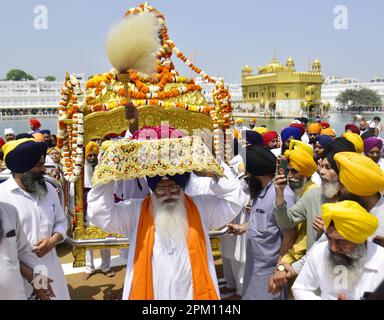 Amritsar, Indien. 10. April 2023. AMRITSAR, INDIEN - 10. APRIL: Oberhaupt Granthi des Goldenen Tempels Giani Jagtra Singh trug den Guru Granth Sahib auf seinem Kopf während eines Nagar Kirtan am Vorabend des Geburtstages von Guru Tegh Bahadur im Goldenen Tempel am 10. April 2023 in Amritsar, Indien. (Foto: Sameer Sehgal/Hindustan Times/Sipa USA) Guthaben: SIPA USA/Alamy Live News Stockfoto