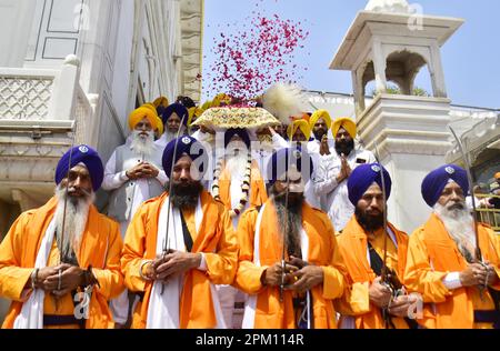 Amritsar, Indien. 10. April 2023. AMRITSAR, INDIEN - 10. APRIL: Panj Pyaras führte und hinterließ Head Granthi des Goldenen Tempels Giani Jagtra Singh mit dem Guru Granth Sahib auf seinem Kopf während eines Nagar Kirtan am Vorabend des Geburtstages von Guru Tegh Bahadur im Goldenen Tempel am 10. April 2023 in Amritsar, Indien. (Foto: Sameer Sehgal/Hindustan Times/Sipa USA) Guthaben: SIPA USA/Alamy Live News Stockfoto