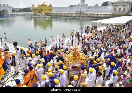 Amritsar, Indien. 10. April 2023. AMRITSAR, INDIEN - APRIL 10: Sikh-Anhänger tragen den Guru Granth Sahib in einer besonderen goldenen Palanquin während eines Nagar Kirtan am Vorabend des Geburtstages von Guru Tegh Bahadur im Goldenen Tempel am 10. April 2023 in Amritsar, Indien. (Foto: Sameer Sehgal/Hindustan Times/Sipa USA) Guthaben: SIPA USA/Alamy Live News Stockfoto