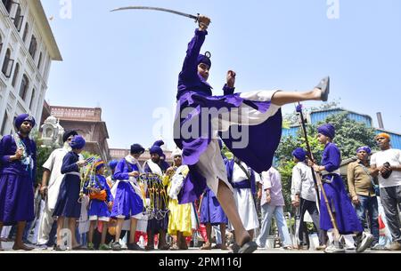 Amritsar, Indien. 10. April 2023. AMRITSAR, INDIEN - APRIL 10: Sikh-Jugend zeigt ihre Kampfkünste während eines Nagar Kirtan am Vorabend des Geburtstages von Guru Tegh Bahadur vor dem Goldenen Tempel am 10. April 2023 in Amritsar, Indien. (Foto: Sameer Sehgal/Hindustan Times/Sipa USA) Guthaben: SIPA USA/Alamy Live News Stockfoto