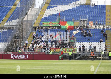 Brescia, Italien. 10. April 2023. Ternana-Fans zeigen ihre Unterstützung während des Spiels Brescia FC gegen Ternana Calcio, 32Â° Serie BKT 2022-23 im Mario Rigamonti Stadion in Brescia, Italien, am 10. April 2023. Kredit: Unabhängige Fotoagentur/Alamy Live News Stockfoto