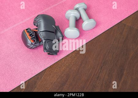 Fitnessgeräte und Zubehör für Sport und persönliches Training Stockfoto