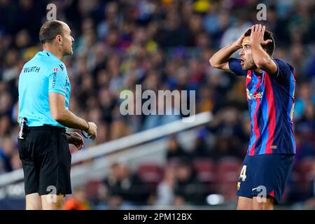 Barcelona, Spanien. 10. April 2023. Eric Garcia vom FC Barcelona protestiert gegen Mateu Lahoz während des Spiels La Liga zwischen dem FC Barcelona und dem FC Girona, das am 10. April 2023 im Spotify Camp Nou Stadion in Barcelona, Spanien, gespielt wurde. (Foto: Sergio Ruiz / PRESSIN) Kredit: PRESSINPHOTO SPORTS AGENCY/Alamy Live News Stockfoto