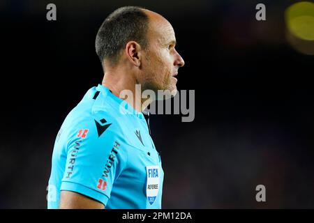 Barcelona, Spanien. 10. April 2023. Der Schiedsrichter des Spiels Mateu Lahoz während des Spiels La Liga zwischen dem FC Barcelona und dem FC Girona spielte am 10. April 2023 im Spotify Camp Nou Stadium in Barcelona, Spanien. (Foto: Sergio Ruiz / PRESSIN) Kredit: PRESSINPHOTO SPORTS AGENCY/Alamy Live News Stockfoto