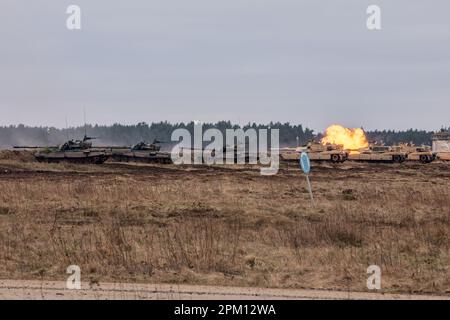 USA Soldaten, die dem 2. Panzerbrigade-Kampfteam, der 1. Kavallerie-Division, der NATO EFP-Gefechtsgruppe Polen, zur Unterstützung der 4. Infanterie-Division zugewiesen wurden, sowie deutsche Soldaten, die dem 93. Panzerlehr-Demonstrationsbataillon, der 9. Brigade, zugewiesen wurden; 1. Panzer-Division und polnische Soldaten, die der 15. mechanisierten Infanteriebrigade zugeteilt wurden, greifen während Amber Lynx, einer kombinierten Feuerübung in Bemowo Piskie, Polen, am 6. April 2023 Ziele an. Die 4. Inf. Die Aufgabe der Div in Europa besteht darin, sich an multinationalen Schulungen und Übungen auf dem ganzen Kontinent zu beteiligen und dabei mit den NATO-Verbündeten und der NATO zusammenzuarbeiten Stockfoto