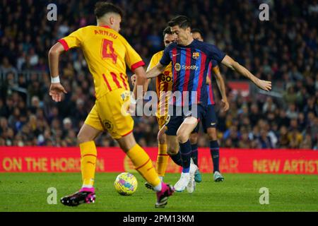 Camp Nou, Barcelona, Spanien. 10. April 2023. Spanischer La Liga Fußball, Barcelona gegen Girona; Lewandowski nimmt Martinez Credit: Action Plus Sports/Alamy Live News auf Stockfoto