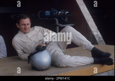 Der neuseeländische Formel-1-Fahrer Bruce McLaren entspannt sich vor dem Rennen. Stockfoto