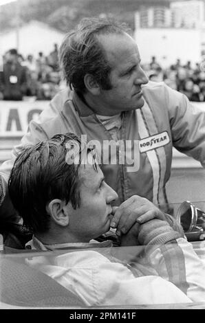 Neuseeland Formel 1 Fahrer Bruce McLaren und Denny Hulme auf dem Monaco Grand Prix in1968. Stockfoto