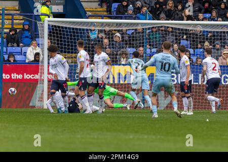Sam Smith #10 vom Cambridge United Free Kick geht beim Sky Bet League 1-Spiel Bolton Wanderers vs Cambridge United am University of Bolton Stadium, Bolton, Großbritannien, 10. April 2023 (Foto von Craig Anthony/News Images) in, am 4./10. April 2023 ins Tor. (Foto: Craig Anthony/News Images/Sipa USA) Guthaben: SIPA USA/Alamy Live News Stockfoto