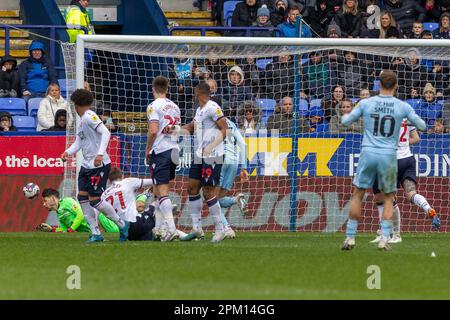 Sam Smith #10 von Cambridge United Free Kicks wird während des Sky Bet League 1 Spiels Bolton Wanderers vs Cambridge United am University of Bolton Stadium, Bolton, Großbritannien, 10. April 2023 (Foto von Craig Anthony/News Images) in, am 4./10. April 2023. (Foto: Craig Anthony/News Images/Sipa USA) Guthaben: SIPA USA/Alamy Live News Stockfoto