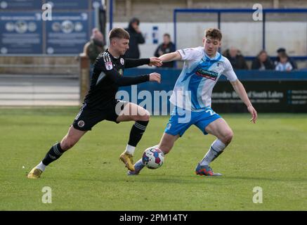 Barrow-in-Furness, Großbritannien. 10. April 2023. Barrow's GED Garner in Aktion während des Spiels der Sky Bet League 2 zwischen Barrow und Crawley Town in der Holker Street, Barrow-in-Furness am Montag, den 10. April 2023. (Foto: Ian Allington | MI News) Kredit: MI News & Sport /Alamy Live News Stockfoto