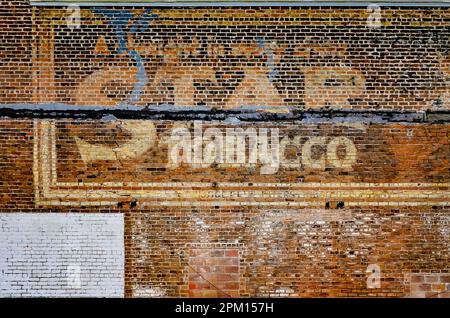 Am 2. April 2023 in Gulfport, Mississippi, ist ein Geisterzeichen für Star Tobacco an einer Ziegelmauer zu sehen. Geisterschilder sind alte, handbemalte Werbung. Stockfoto