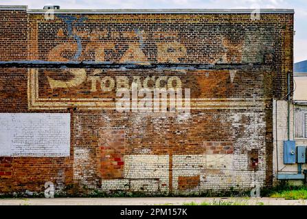 Am 2. April 2023 in Gulfport, Mississippi, ist ein Geisterzeichen für Star Tobacco an einer Ziegelmauer zu sehen. Geisterschilder sind alte, handbemalte Werbung. Stockfoto