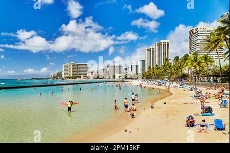 Waikiki, Oahu, Hawaii, USA, 6. Februar, 2023 Uhr: Touristen am Waikiki Beach Stockfoto