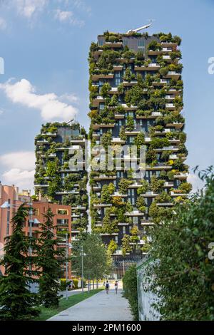 Die grüne Fassade und die Nebenpflanzen eines Gebäudes schaffen eine natürliche Oase. Bosco Verticale (vertikaler Wald) in Mailand, Italien Stockfoto
