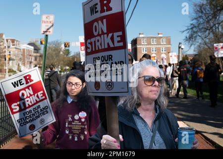 10. April 2023: Beim Streik der Rutgers University Teachers auf der College Avenue auf dem Hauptcampus der Universität in New Brunswick, New Jersey, treten Pflücker und Demonstranten auf. Rutgers-Professoren, Teilzeitdozenten und Studenten an der Flaggschiff-Universität von New Jersey sind am Montag gestreikt, der erste Job dieser Art in der 257-jährigen Geschichte der Schule. Kredit: ZUMA Press, Inc./Alamy Live News Stockfoto