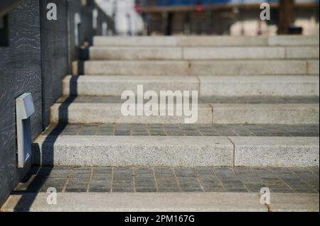 Ich schaue draußen nach Treppen in der Stadt Stockfoto