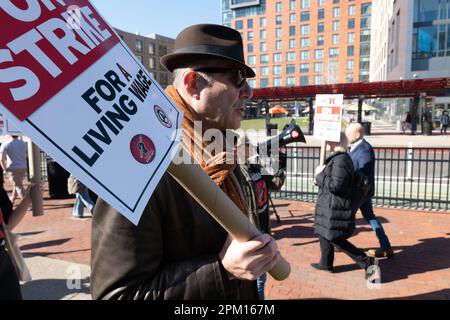 10. April 2023: LEO SACKS, Nebenprofessoren an der Rutgers University School of Communications & Information, erscheint während des Rutgers University Teachers Streiks auf der College Avenue auf dem Hauptcampus der Universität in New Brunswick, New Jersey. Rutgers-Professoren, Teilzeitdozenten und Studenten an der Flaggschiff-Universität von New Jersey sind am Montag gestreikt, der erste Job dieser Art in der 257-jährigen Geschichte der Schule. Kredit: ZUMA Press, Inc./Alamy Live News Stockfoto