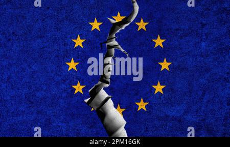 EU-Flagge auf rissigem Wandhintergrund. Das Konzept der Krise, der Politik, des Konflikts und der nationalen Sicherheit der Europäischen Union Stockfoto