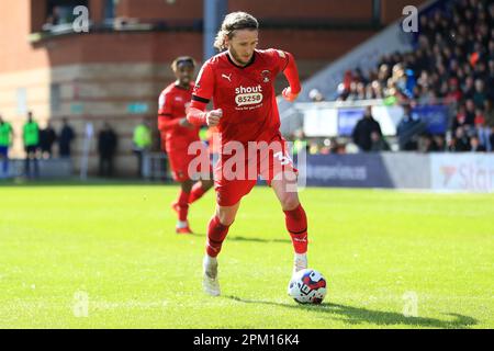 London, Großbritannien. 10. April 2023. Kieran Sadlier von Leyton Orient dribbelt während des EFL Sky Bet League 2-Spiels zwischen Leyton Orient und Harrogate am 10. April 2023 im Breyer Group Stadium, London, England, mit dem Ball. Foto von Carlton Myrie. Nur redaktionelle Verwendung, Lizenz für kommerzielle Verwendung erforderlich. Keine Verwendung bei Wetten, Spielen oder Veröffentlichungen von Clubs/Ligen/Spielern. Kredit: UK Sports Pics Ltd/Alamy Live News Stockfoto