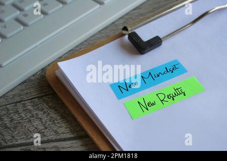 Haftnotizen mit neuer DENKWEISE und NEUEN ERGEBNISSEN. Selbstentwicklung, Motivation und Inspiration Stockfoto