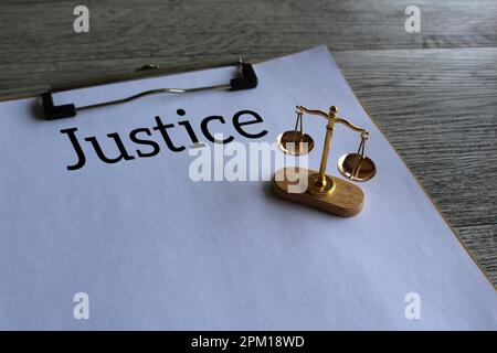 Nahaufnahme des Gleichgewichts zwischen Skalierung und TEXTGERECHTIGKEIT. Rechtsrecht und Rechtsbegriff Stockfoto