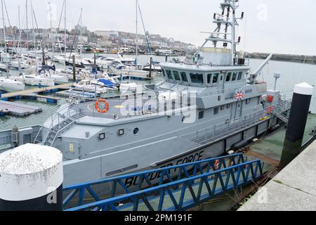 HMC Seeker das führende Schiff der Zoll- und Verbrauchsteuerflotte von 42-Meter-Zollpatrouillenschiffen, gesehen in Ramsgate Port England Großbritannien Stockfoto