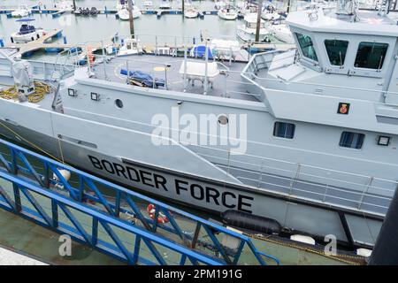 HMC Seeker das führende Schiff der Zoll- und Verbrauchsteuerflotte von 42-Meter-Zollpatrouillenschiffen, gesehen in Ramsgate Port England Großbritannien Stockfoto