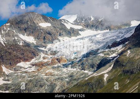 Panoramablick auf den Gabelhorngletscher-Gletscher und die Berge auf dem Matterhorn Trail von Zermatt Schwarzsee über Zermatt an einem sonnigen Tag Stockfoto