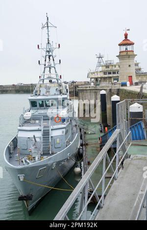 HMC Seeker das führende Schiff der Zoll- und Verbrauchsteuerflotte von 42-Meter-Zollpatrouillenschiffen, gesehen in Ramsgate Port England Großbritannien Stockfoto