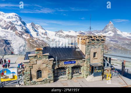 Der Bahnhof Matterhorn und Zahnstange am Gornergrat, ein Hügel der Pennine Alpen mit Blick auf den Gorner Gletscher über Zermatt, Wallis, Schweiz Stockfoto