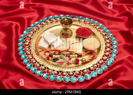 Rakhi mit Kumkum und süß in Thali, raksha bandhan Konzept Stockfoto