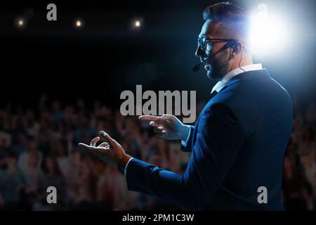 Motivationslautsprecher mit Headset, das auf der Bühne läuft Stockfoto