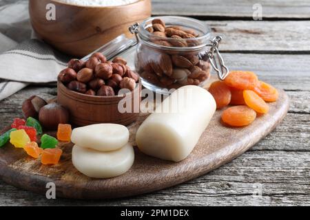 Marzipan und andere Zutaten für hausgemachtes Stollen auf einem Holztisch. Traditionelles deutsches Weihnachtsbrot backen Stockfoto