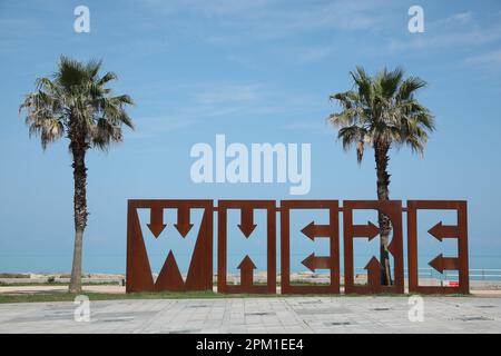 BATUMI, GEORGIA - 10. JUNI 2022: Wunderschöne Kunstinstallation mit WÖRTERN UND Palmen in der Nähe des Meeres an sonnigen Tagen Stockfoto
