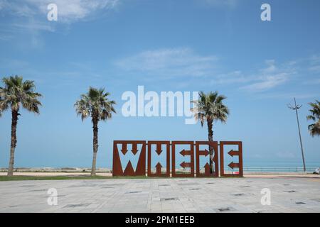BATUMI, GEORGIA - 10. JUNI 2022: Wunderschöne Kunstinstallation mit WÖRTERN UND Palmen in der Nähe des Meeres an sonnigen Tagen Stockfoto