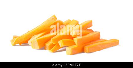 Ein Haufen köstlicher Karottenstäbchen, isoliert auf Weiß Stockfoto