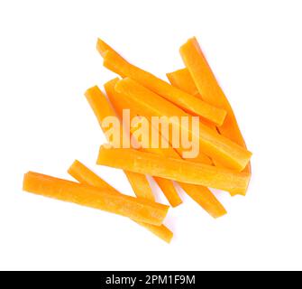 Ein Haufen köstlicher Karottenstäbchen, isoliert auf weißem Boden, Draufsicht Stockfoto