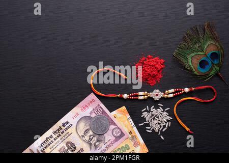 Blick von oben auf Raki mit roli und indischem Geld Stockfoto