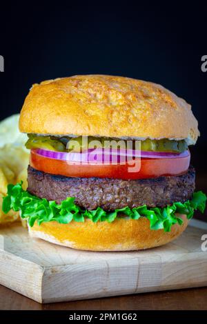 Burger auf Pflanzenbasis auf glutenfreiem Brötchen Stockfoto