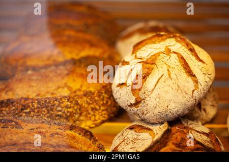 Köstliche frische Sandwiches mit Käse, Brot, Tomaten, Wurst und gesundem Snack Stockfoto