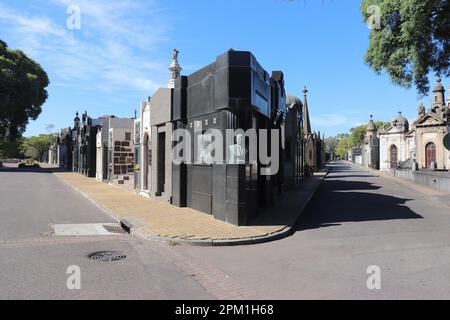 Die Straße der Stadt der Toten auf dem öffentlichen Friedhof der Chacarita Stockfoto