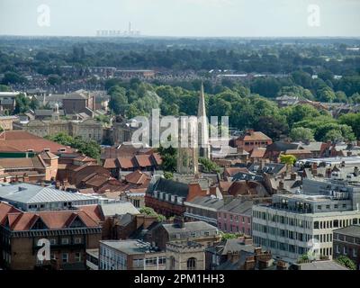 Ein Blick über die Stadt York in England mit den Türmen des Drax Power Station in der Ferne Stockfoto