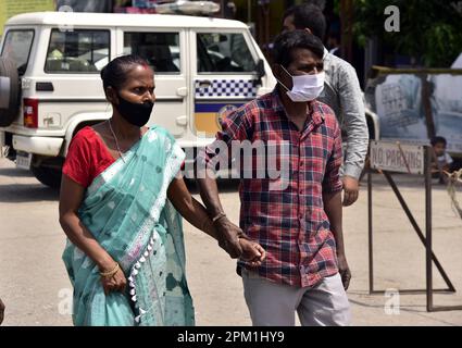 Guwahati, Guwahati, Indien. 10. April 2023. Menschen mit Maske kamen im Krankenhaus zur Behandlung verschiedener Krankheiten nach der Zunahme von COVID-19-Fällen in Indien am Gauhati Medical College Hospital (GMCH) in Guwahati Assam Indien am Montag, den 10. April 2023 (Kreditbild: © Dasarath Deka/ZUMA Press Wire) NUR REDAKTIONELLE VERWENDUNG! Nicht für den kommerziellen GEBRAUCH! Stockfoto