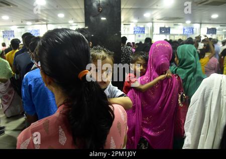 Guwahati, Guwahati, Indien. 10. April 2023. Am Gauhati Medical College Hospital (GMCH) in Guwahati Assam Indien am Montag, den 10. April 2023, stehen Frauen und ihre Kinder immer häufiger in der Warteschlange, ihre Namen im Krankenhaus zu registrieren, um sie Ärzten für verschiedene Krankheiten im Zusammenhang mit COVID-19-Fällen vorzuführen. (Kreditbild: © Dasarath Deka/ZUMA Press Wire) NUR REDAKTIONELLE VERWENDUNG! Nicht für den kommerziellen GEBRAUCH! Stockfoto